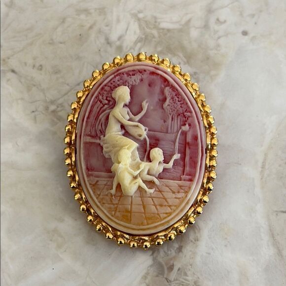 Vintage Coro Resin Cameo Victorian Style Brooch Gold Tone Mother & Cherubs - Picture 1 of 5